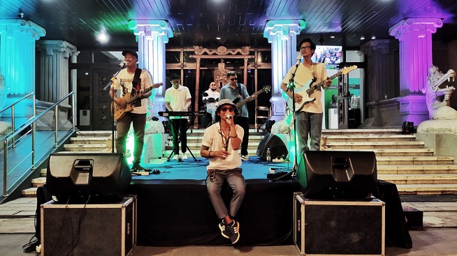 Babylon Reggae Hangatkan Malam di Teras Monumen Pers Nasional